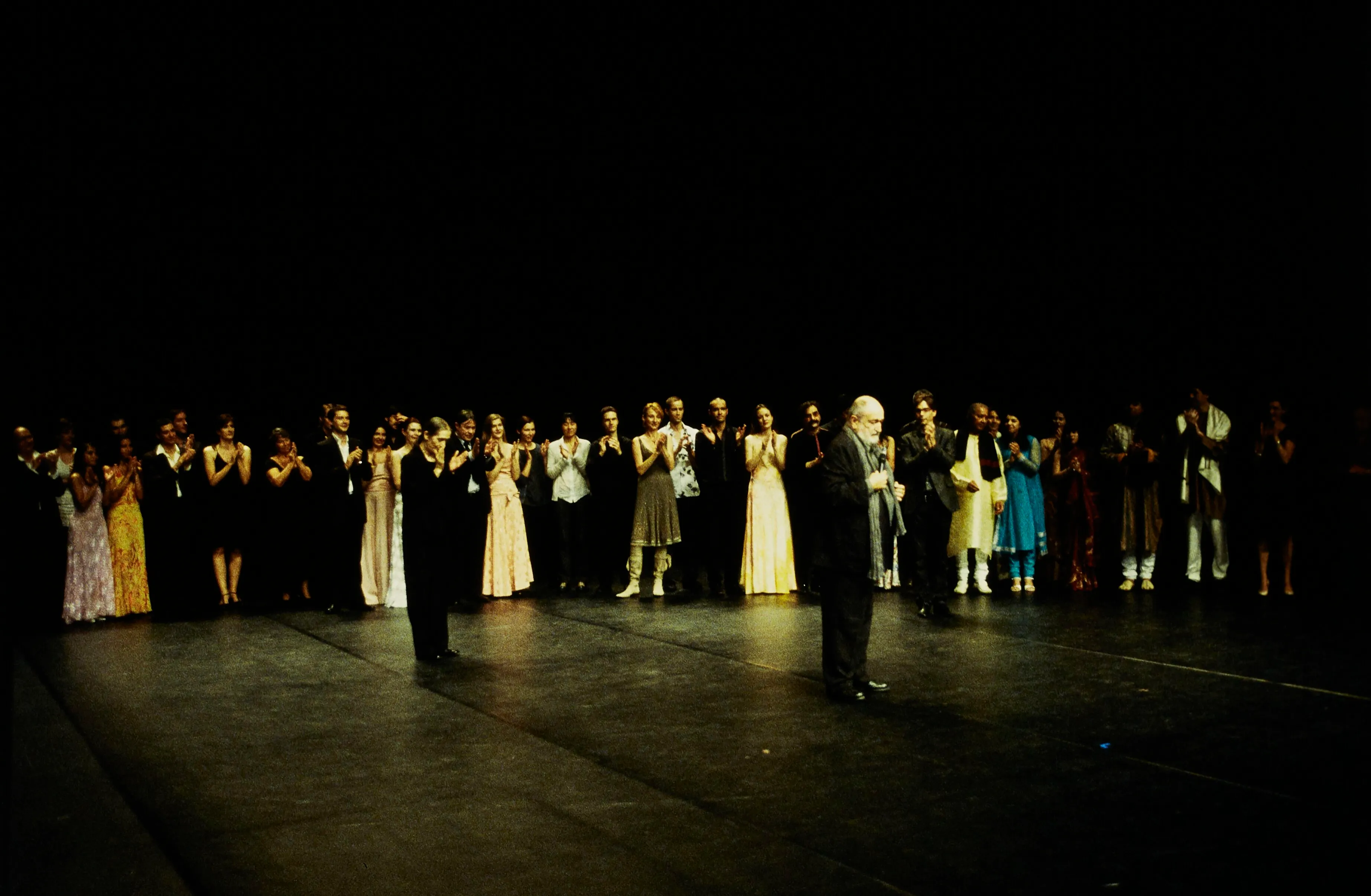 El ensamble completo en escena (foto de muestra)